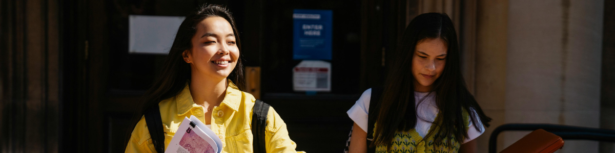 2 Adolescentes aux salons de l'orientation