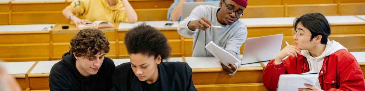 5 Adolescents dans un amphi