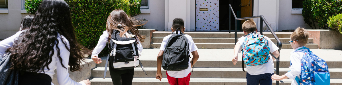 5 adolescents courent en classe