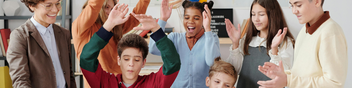 3 adolescentes et 4 adolescents en classe