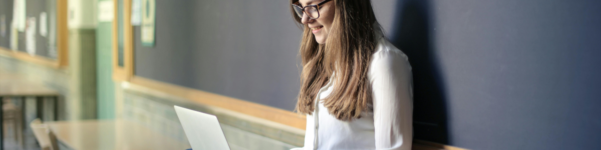 Adolescent en classe de seconde dans un couloir