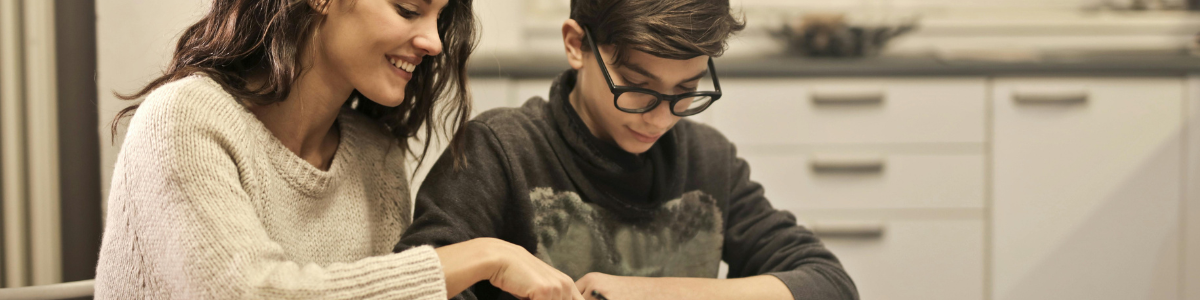 Adolescent en classe de seconde et sa mère
