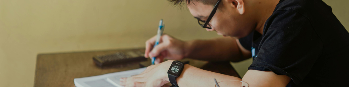 Adolescent en classe de seconde fait ses devoirs