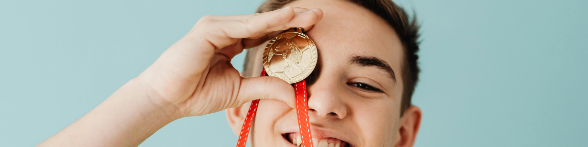 Adolescent en classe de seconde médaillé