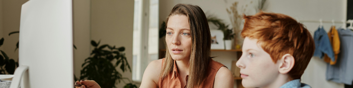 Une mère et son fils collégien
