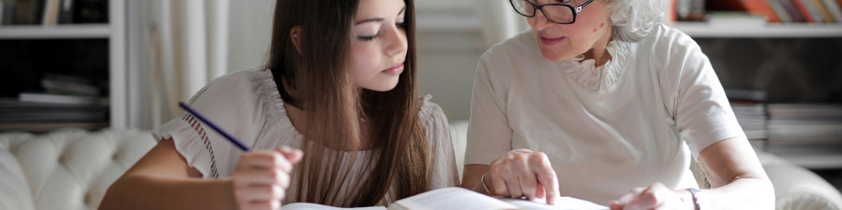 Adolescente et un professeur en classe de seconde