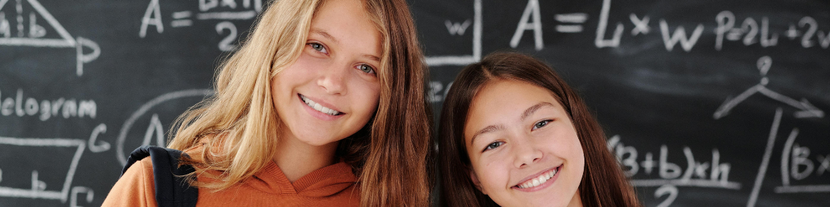 2 adolescentes du collège au tableau