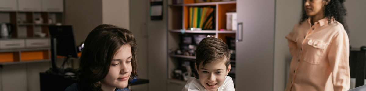 deux adolescents et un professeur