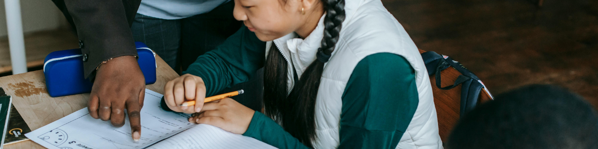 une adolescente fait ses devoirs